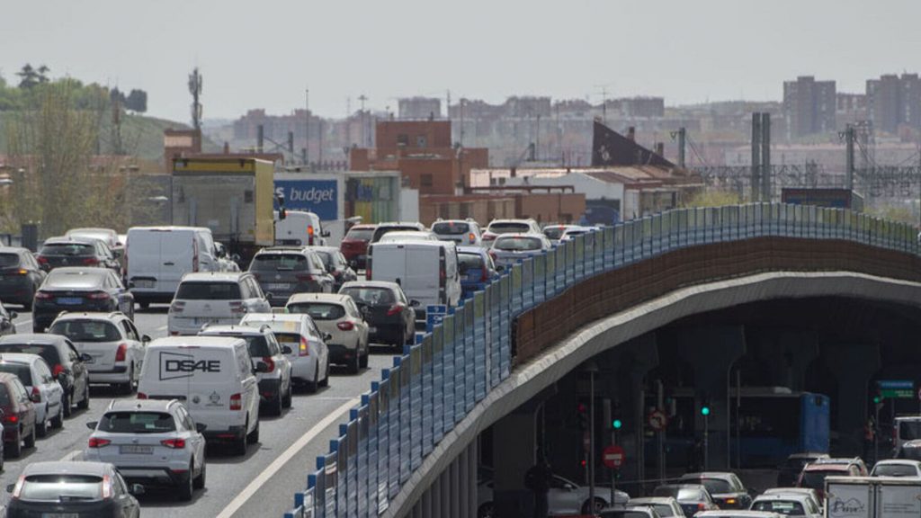 La Asociación Vecinal doña Carlota-Numancia Manifiesta su contrariedad y escepticismo sobre el dilatación del proyecto sobre el Paso Elevado de la M-30. Las asociaciones, colectivos y vecindad no pedemos enterarnos por los medios de las decisiones que directamente nos afectan debido a  la falta de comunicación y la ausencia de participación vecinal con el consistorio Municipal...
