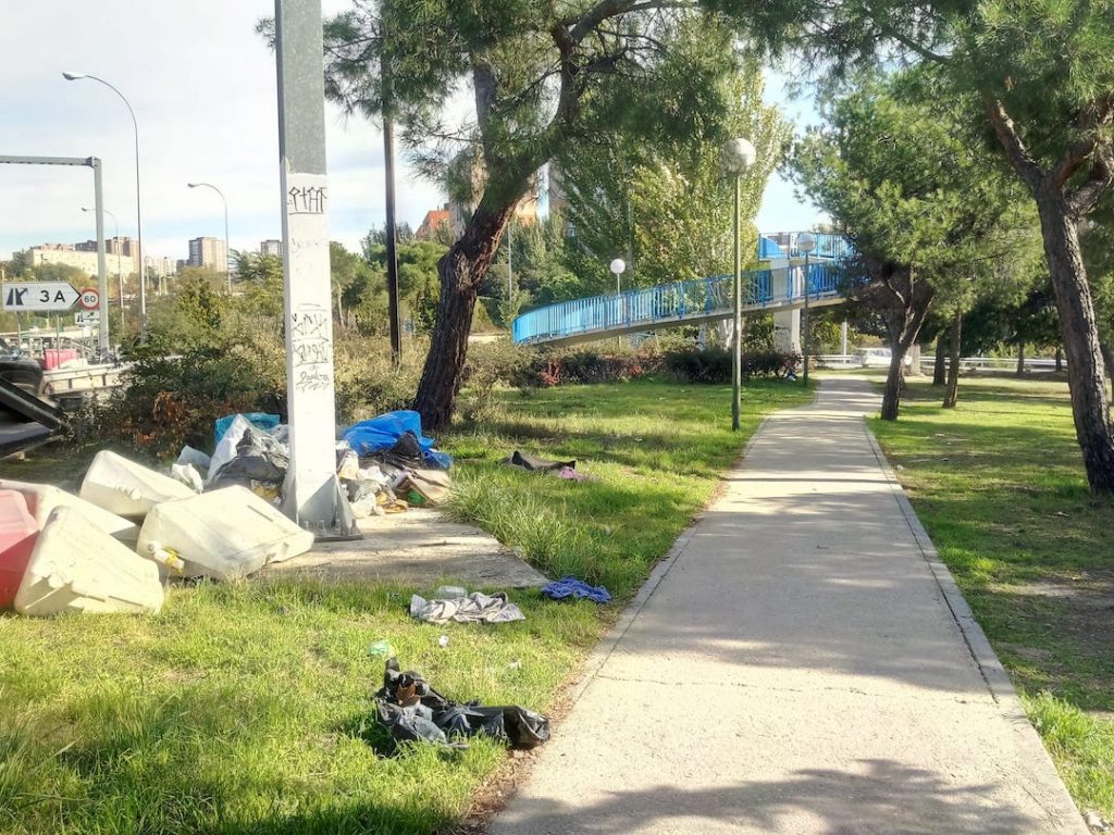 Obras de rehabilitación de la “Zona Verde” en el entorno de Sierra Elvira y Tejar de La Pastora colindantes la la A3 y M-30. En el informe que adjuntamos realizado por la AV Doña Carlota Numancia ponemos de manifiesto que la verdadera necesidad implica una Planificación Integral por parte de la Junta Municipal y Ayuntamiento de Madrid que fomenten la convivencia vecinal y su implicación en el entorno a través de actuaciones donde se propicie el acercamiento, la tolerancia, el respeto y la percepción de los espacios público como propios...
