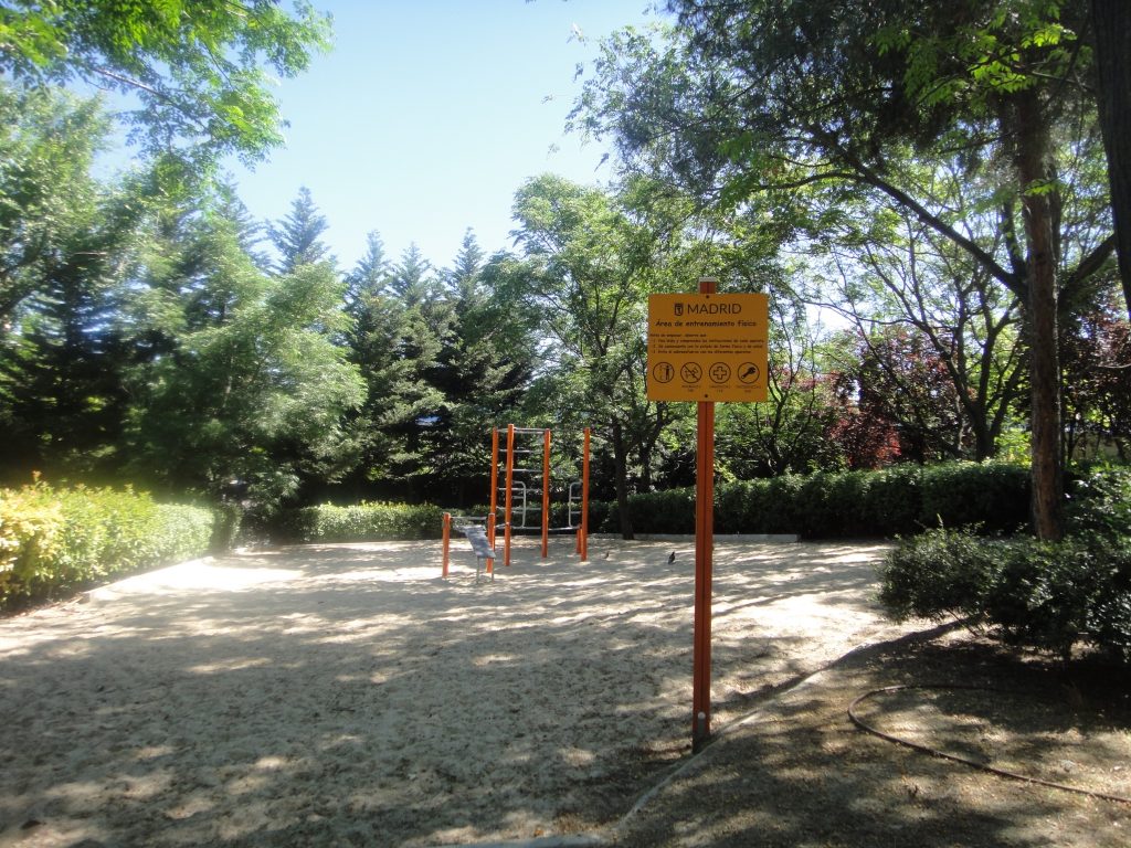En el “parque” ubicado entre Sierra Elvira y Sierra Toledana, el Ayuntamiento ha instalado un aparato que se supone destinado para  el ejercicio físico de la vecindad de la zona.