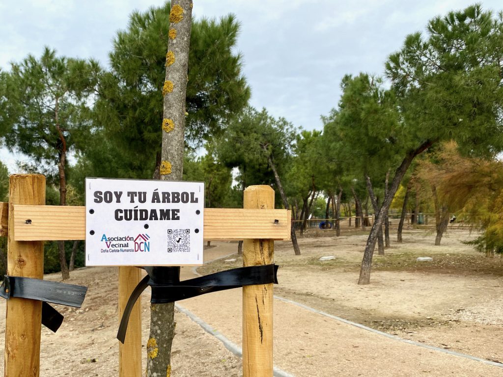 En febrero de 2020 antes de la pandemia del COVID la Asociación Vecinal Doña Carlota Numancia presentó al concejal de la junta municipal de Puente de Vallekas un PROYECTO de Rehabilitación del entorno de la Calle Sierra Elvira/Tejar de La Pastora. Nuestro Barrio sufre al igual de otras zonas de Puente de Vallekas un abandono institucional y administrativo que no nos merecemos. Carecemos de dotaciones sociales, culturales, educativas, deportivas y de mejora para la realización de un desarrollo de armonía y convivencia entre vecinos y vecinas...